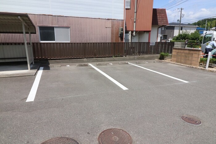 ファミユ中山 駐車場