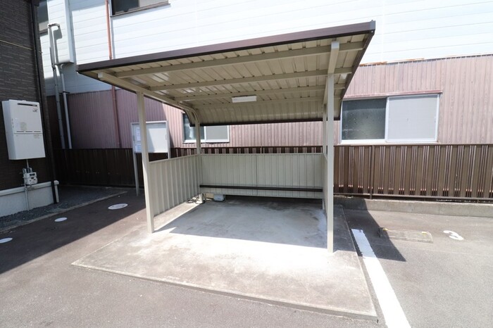 ファミユ中山 駐車場