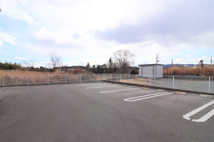 サニーコート小関 駐車場