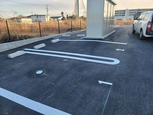 ウィスペリア 駐車場