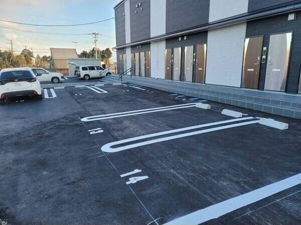 ウィスペリア 駐車場