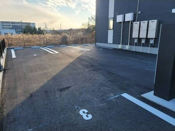 ウィスペリア 駐車場