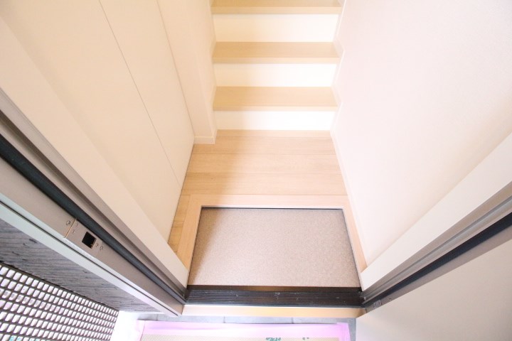 リバレイン登戸 玄関