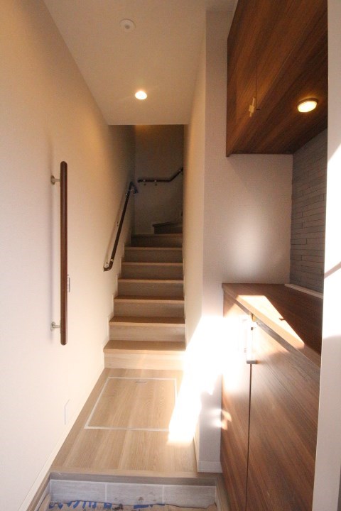 エクラシエガーデンズ 玄関