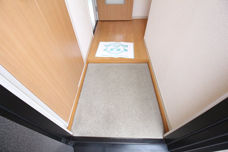 パインセピア 玄関