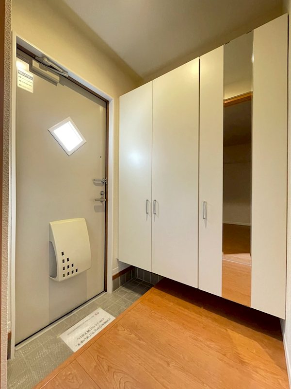 メゾンアルコーベ 玄関