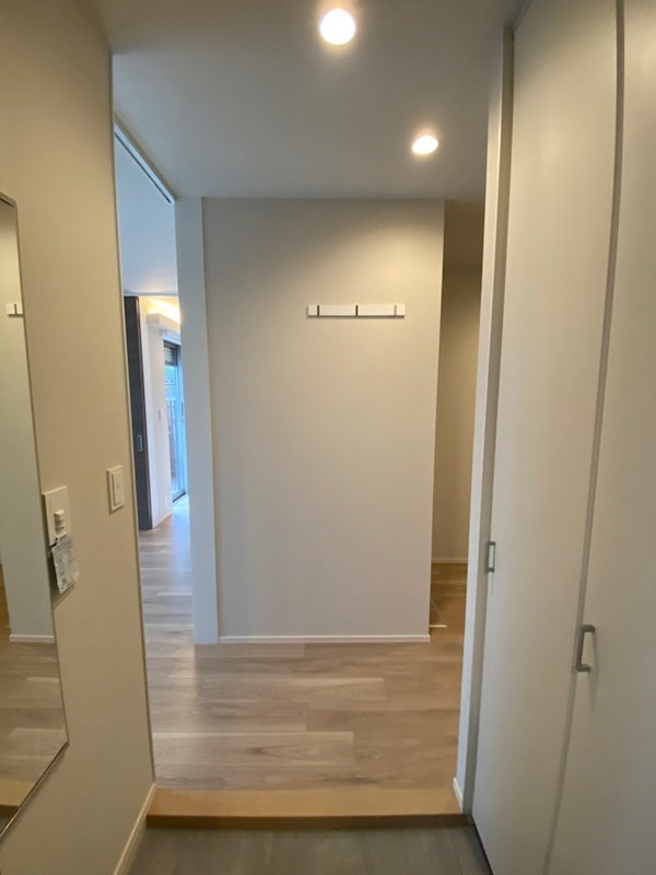 Ｅｍｉｇｒａｎｔ　Ｗｅｓｔ 玄関