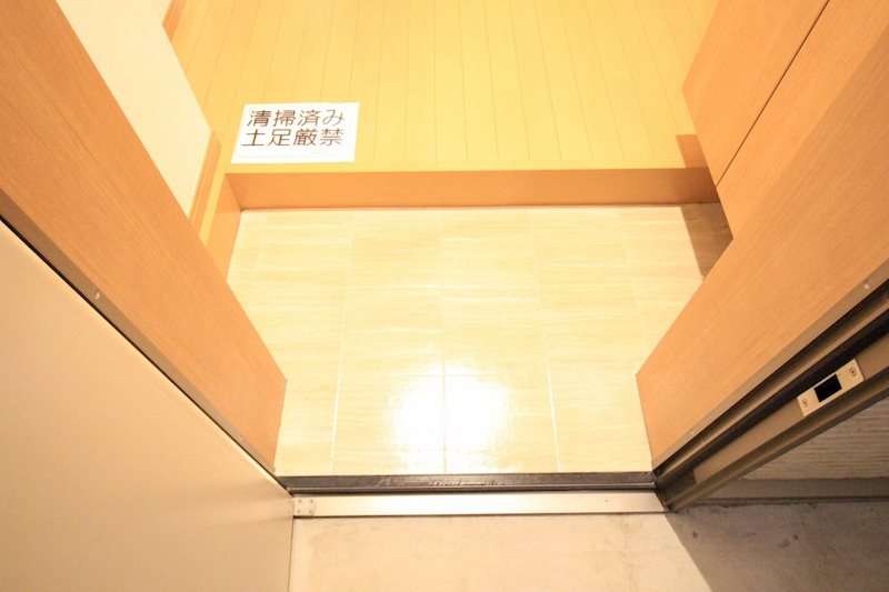 クリアファーストB棟 玄関