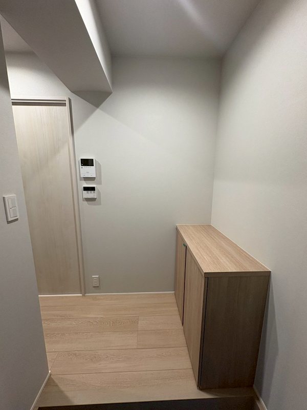 modest東（モデストヒガシ） 玄関