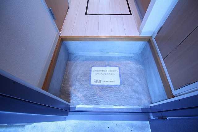 アゼリアＢ 玄関