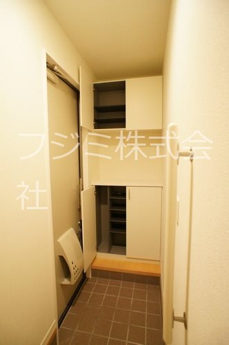 エレンシアＮ 玄関