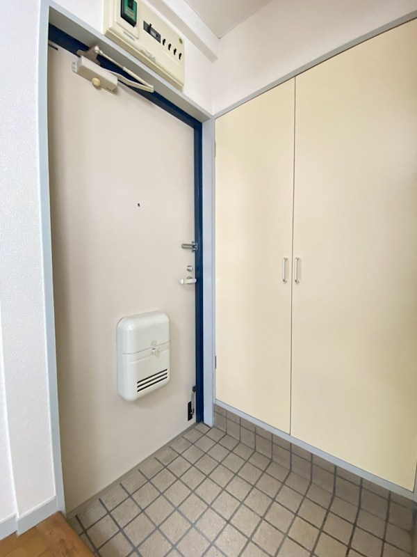メゾンドフローラ 玄関