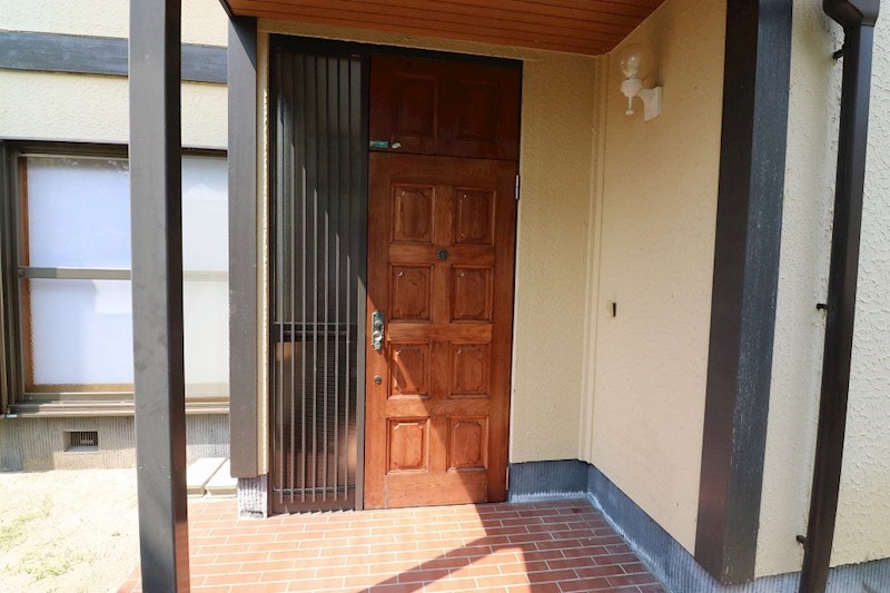 総社市清音柿木　４LDK借家 玄関