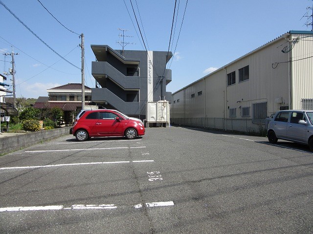エクセレンス笹沖 駐車場
