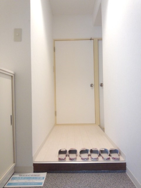 ロイヤルカーサⅠ番館  玄関