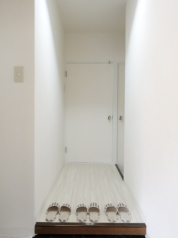 ロイヤルカーサⅠ番館  玄関