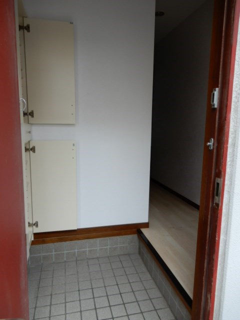 フォレストエレナ 玄関