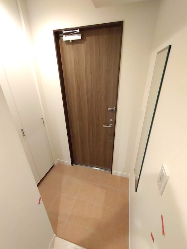 Secure House South 玄関