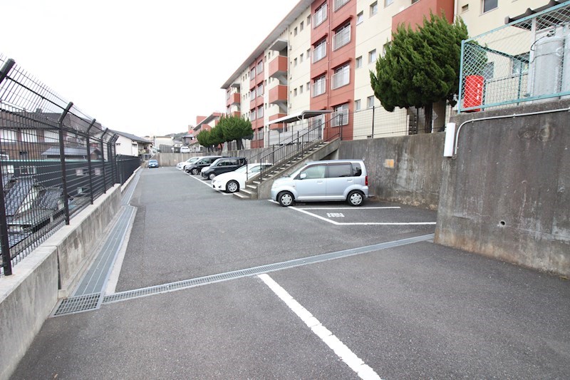 第一泉ヶ丘ビル 駐車場