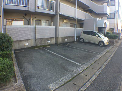シャトレ中井 駐車場