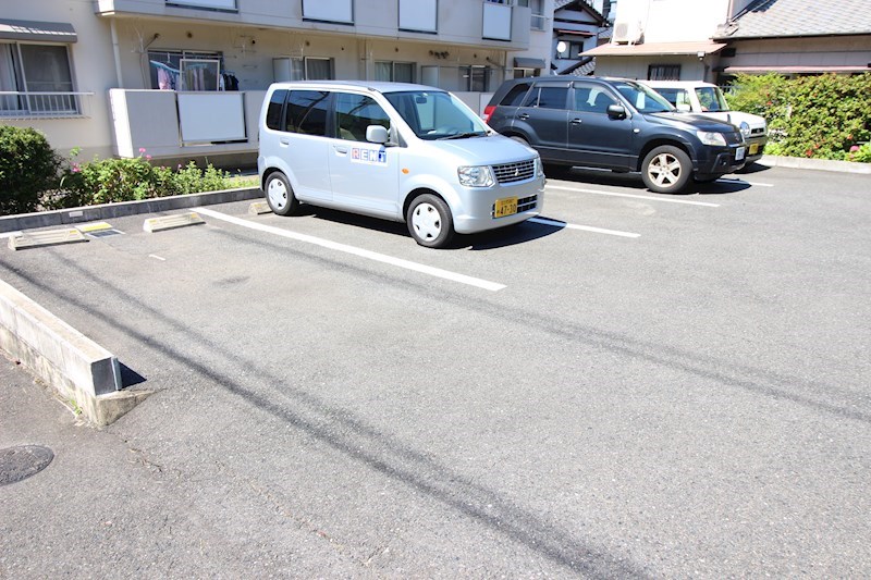 コーポ藤 駐車場