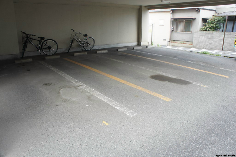 エレガンス中井 駐車場