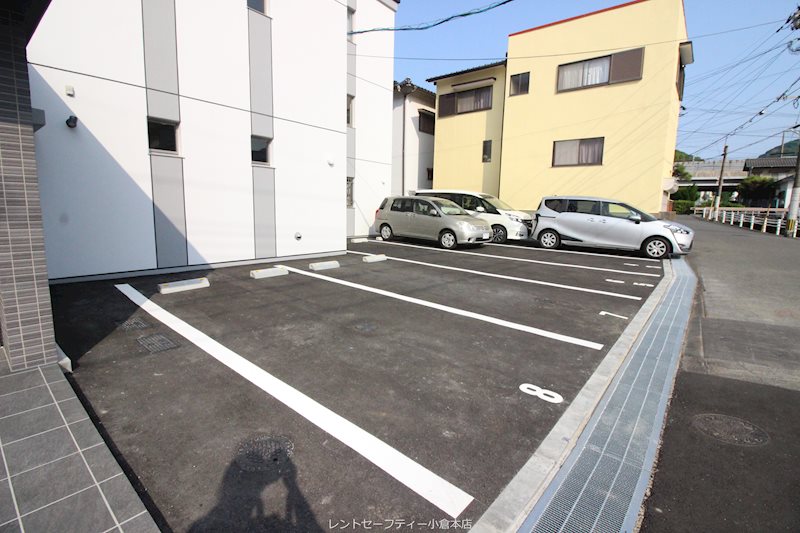 メゾン大里 駐車場