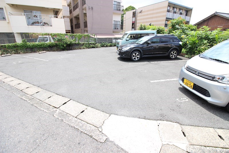 白萩光和ビル 駐車場
