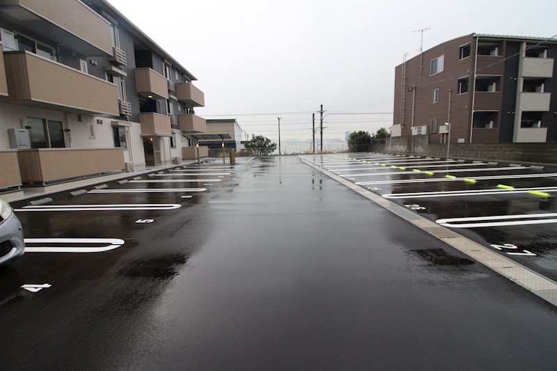 ストレイト葛葉 駐車場