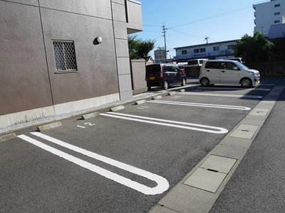 ラ・アヴェニール 駐車場