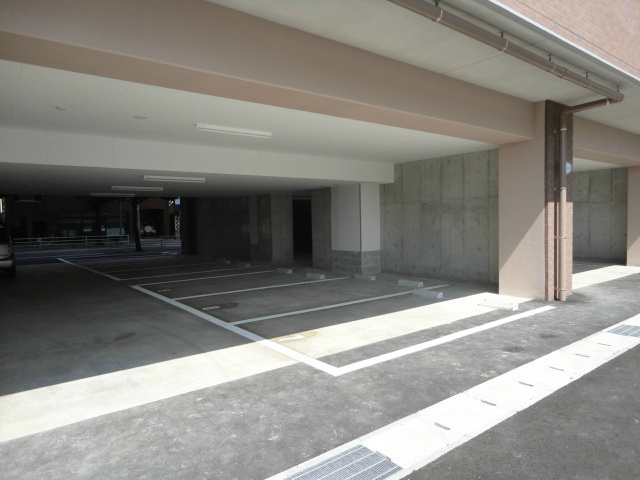 フェリシエ三萩野   駐車場