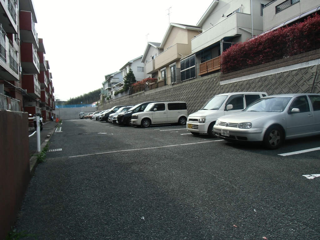 エメラルドマンション南小倉C棟 駐車場