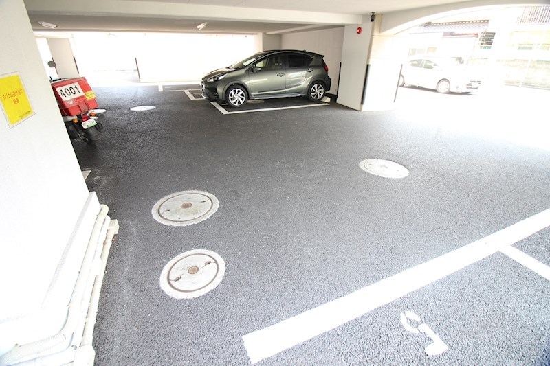 ライオンズマンション三萩野  駐車場