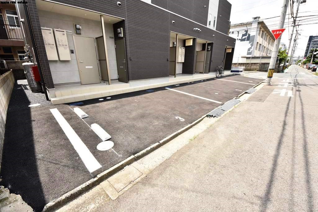 ロデスマン三萩野 駐車場