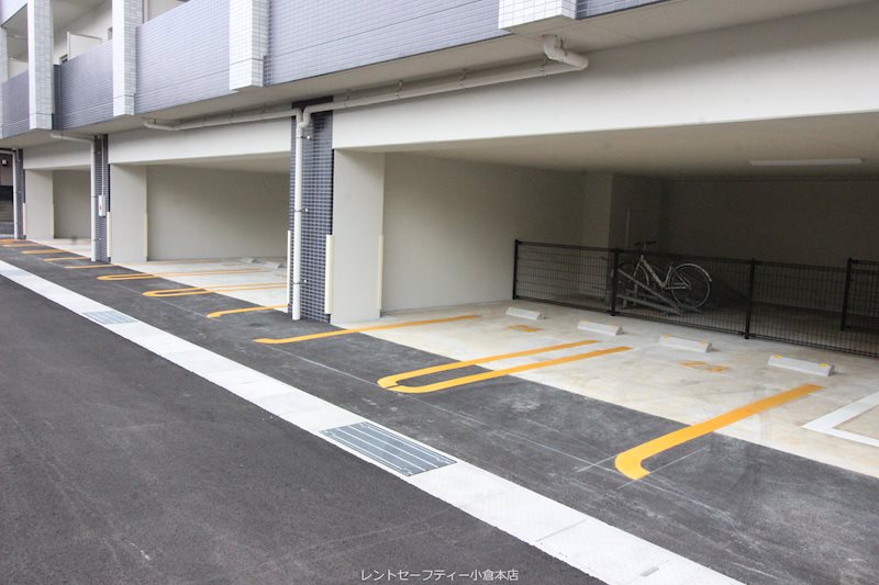 エンラージ・タワー   駐車場