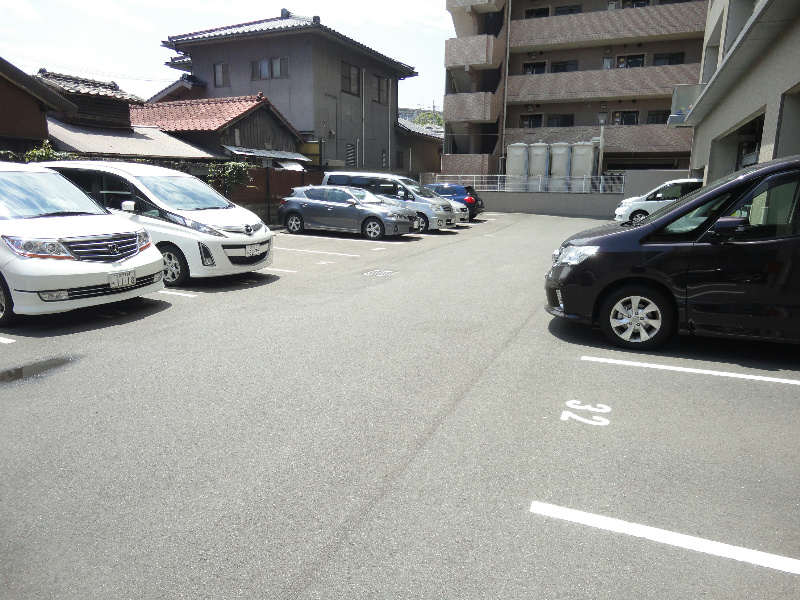 ルフォンド天神 駐車場
