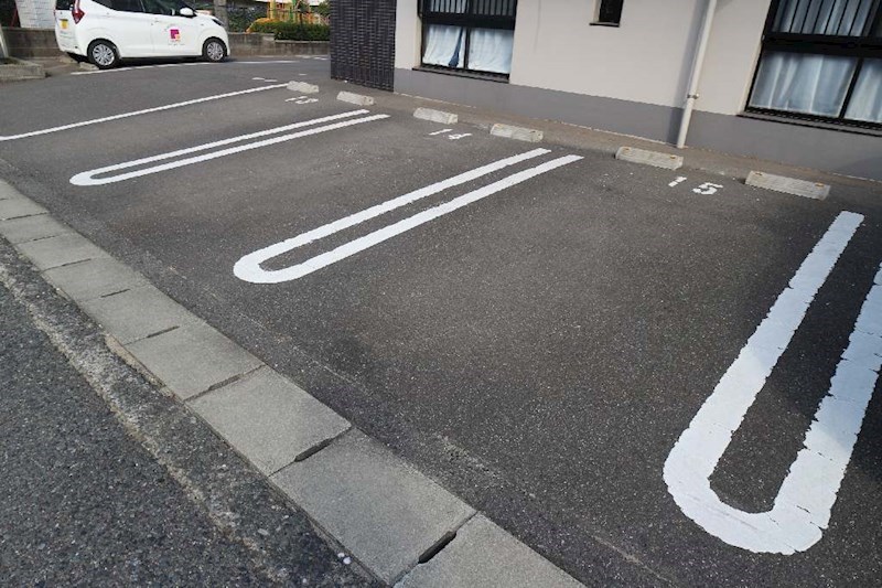 高峰第6晴和ビル 駐車場