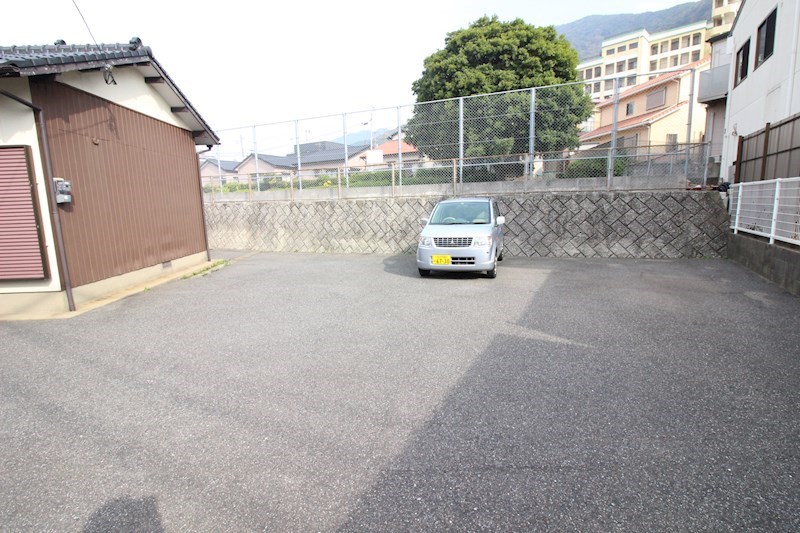 霧ヶ丘借家Ｃ 右手前 駐車場