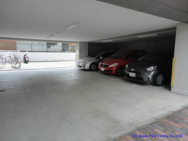アヴィニールNo.5 駐車場