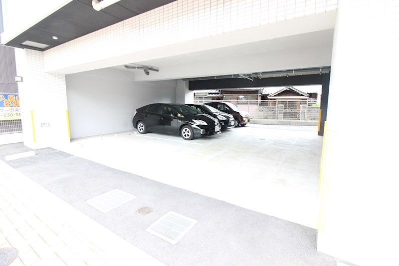 アクシオ三萩野  駐車場