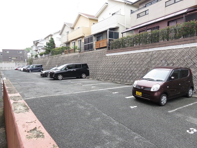 エメラルドマンション南小倉C棟 駐車場