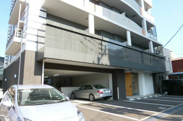 レジナスイート田町 駐車場