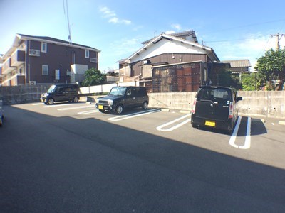 メゾングラースＭ  駐車場