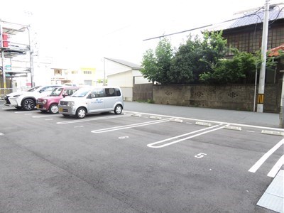 アルティザ小倉 駐車場