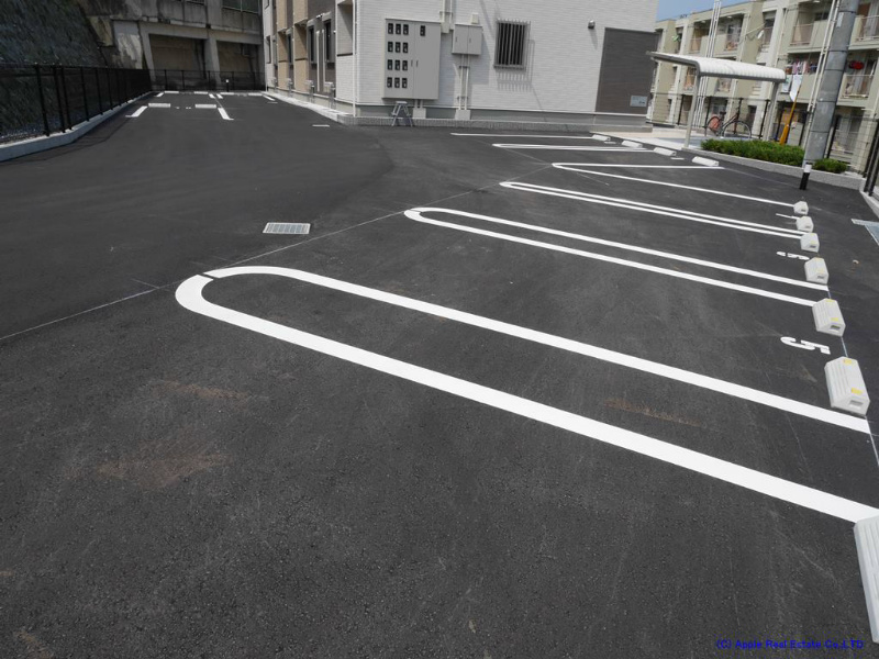ルミナス  駐車場