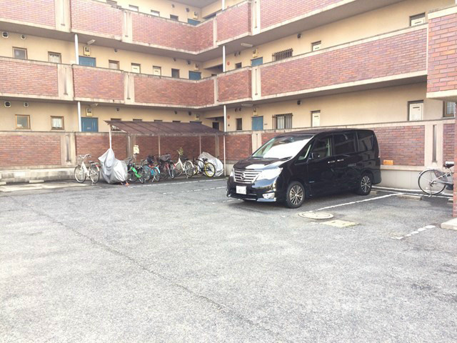 レジデンス竪林   駐車場