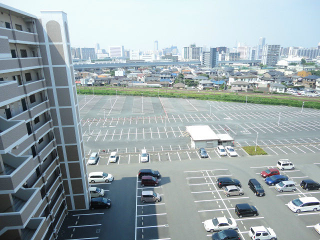 ニューシティアパートメンツ南小倉1   駐車場