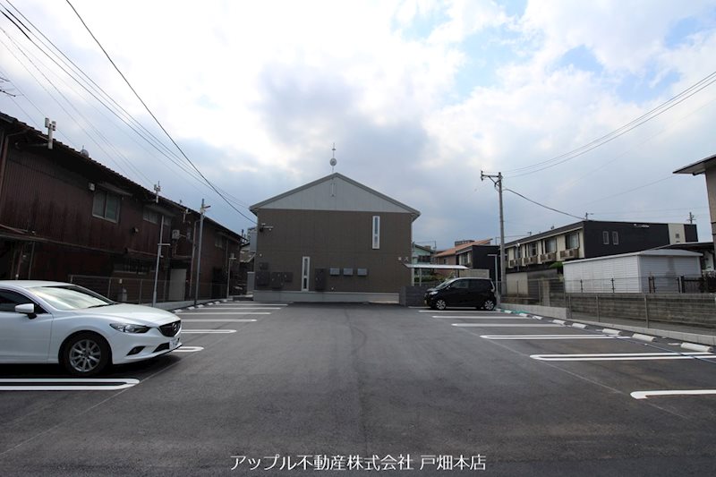 トレス日明弐番館 駐車場