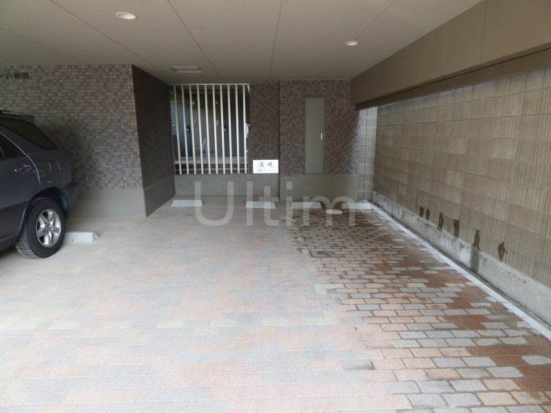 エバーグリーン六地蔵駅前 駐車場