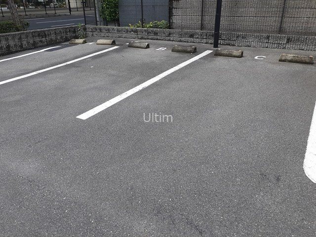 ハイダウェイホーム 駐車場